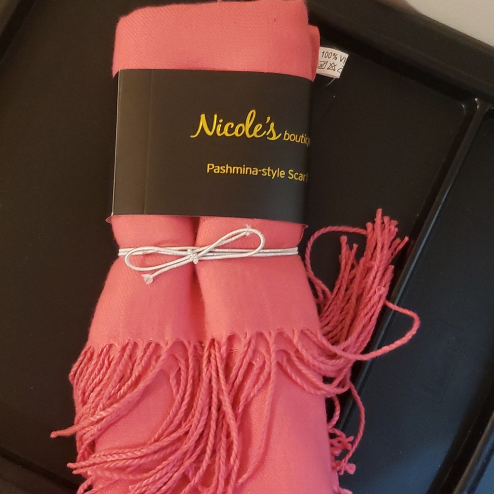 LAST CHANCE...MAKE AN OFFER ..  .NICOLES BOUTIQUE NEW SCARF